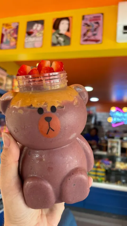 Bebida morada en botella con forma de oso