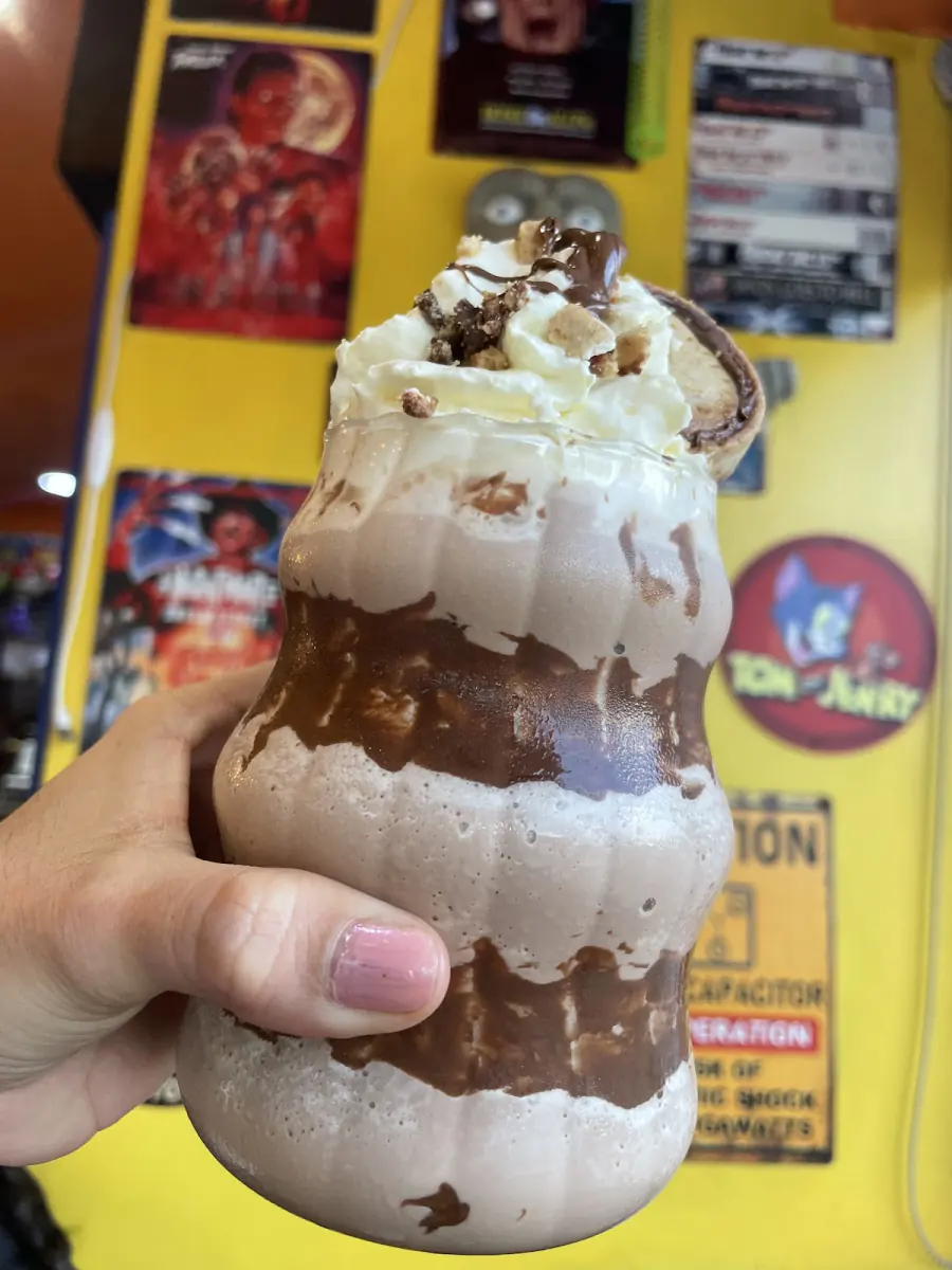 Malteada de chocolate con crema y galleta