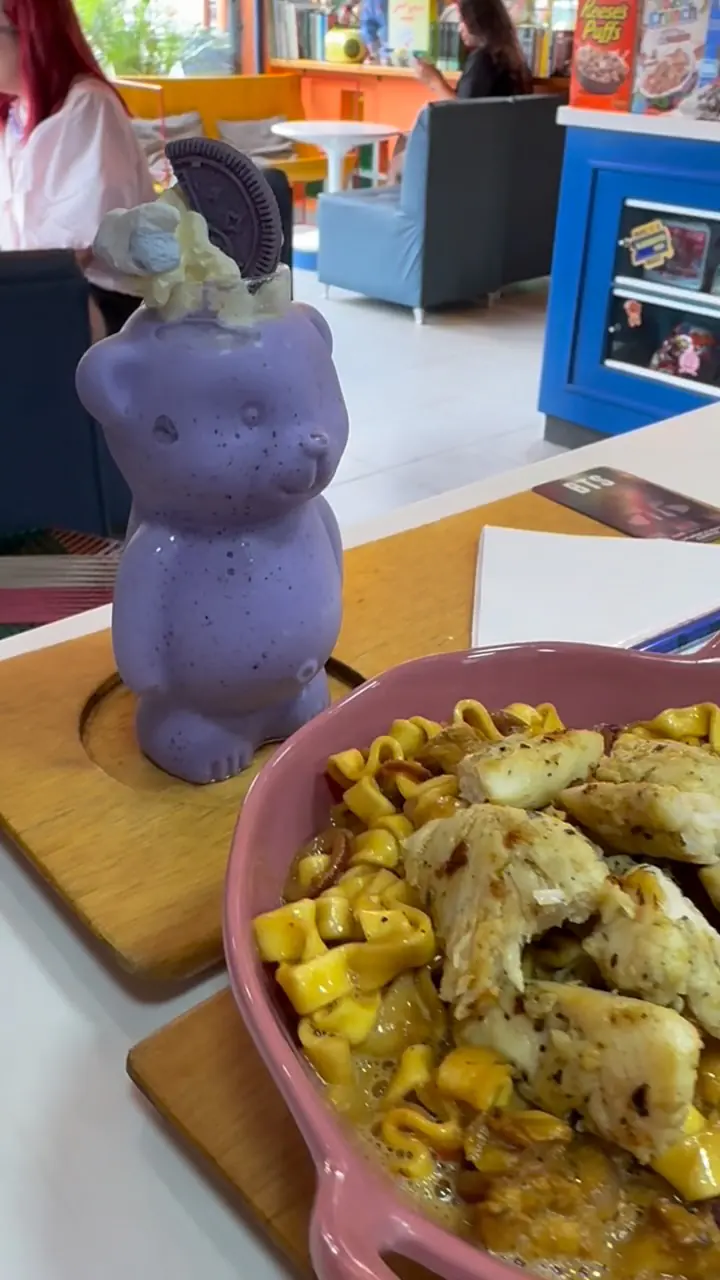 Noodles ARIH servidos junto a una bebida en botella de oso