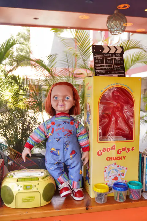 Vitrina con un muñeco de colección y una grabadora retro